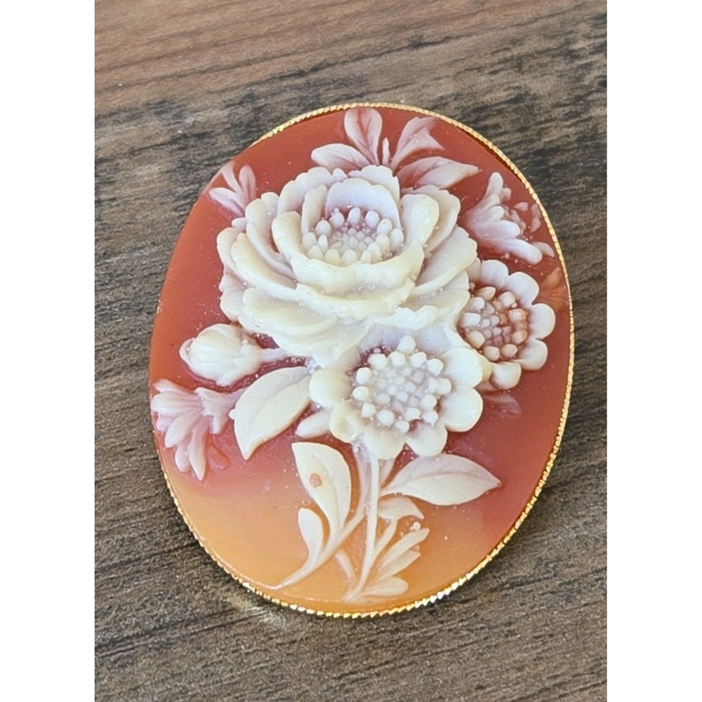 Vintage Cameo Style Floral Brooch Pin Beautiful Estate Piece Oval Gold-Tone Base